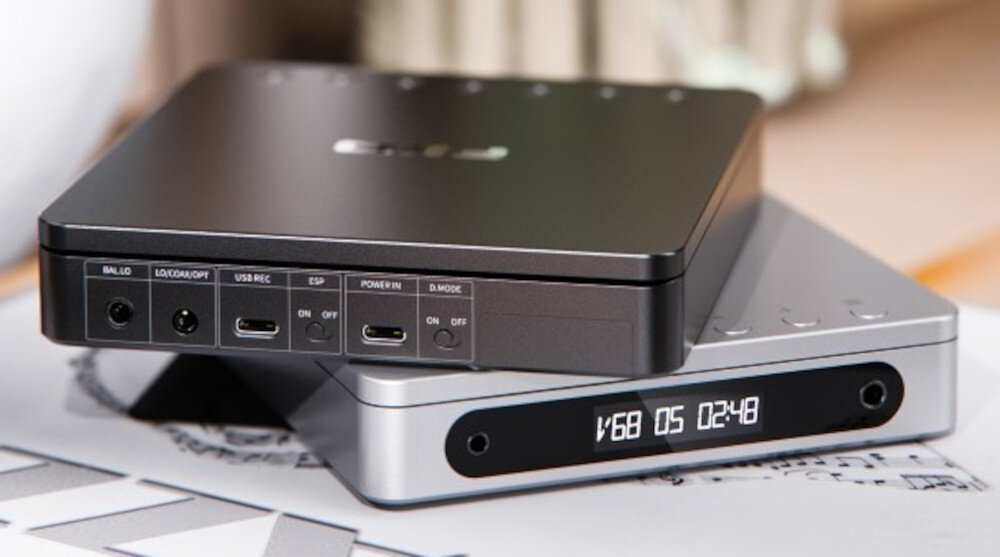 FIIO DM13 wyjścia słuchawkowe 3,5 4,4 mm głośniki, odtwarzacze cd leżące na stoliku