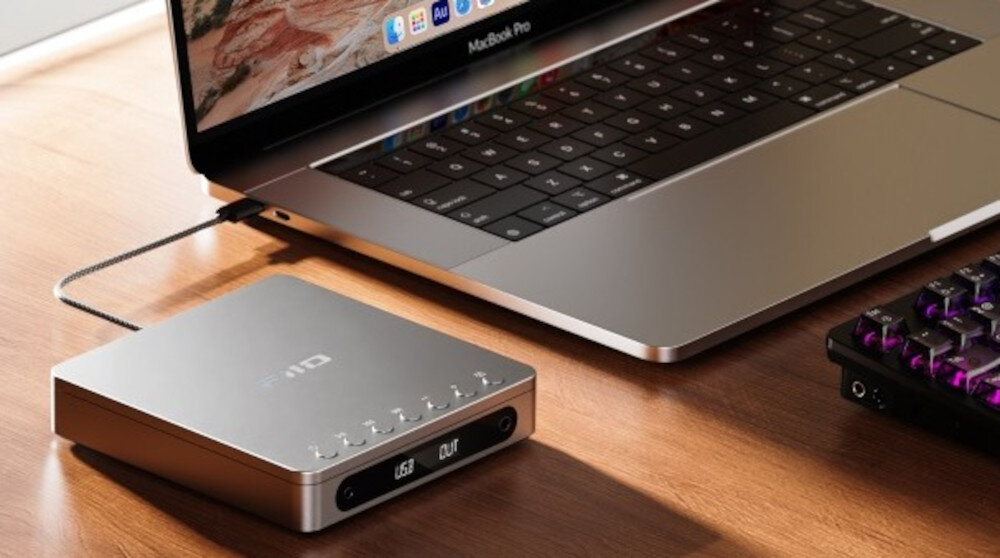 FIIO DM13 zgrywanie płyt CD WAV USB, odtwarzacz podłączony do laptopa leżący na biurku