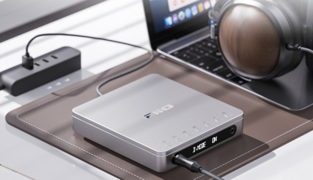 FIIO DM13 podwójny tryb zasilania USB stacjonarny przenośny, odtwarzacz podłączony do laptopa leżący na biurku