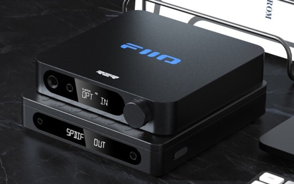 FIIO DM13 cyfrowe wyjścia optyczne koncentryczne synchronizacja, odtwarzacz CD leżący wraz z wzmacniaczem na czarnym blacie