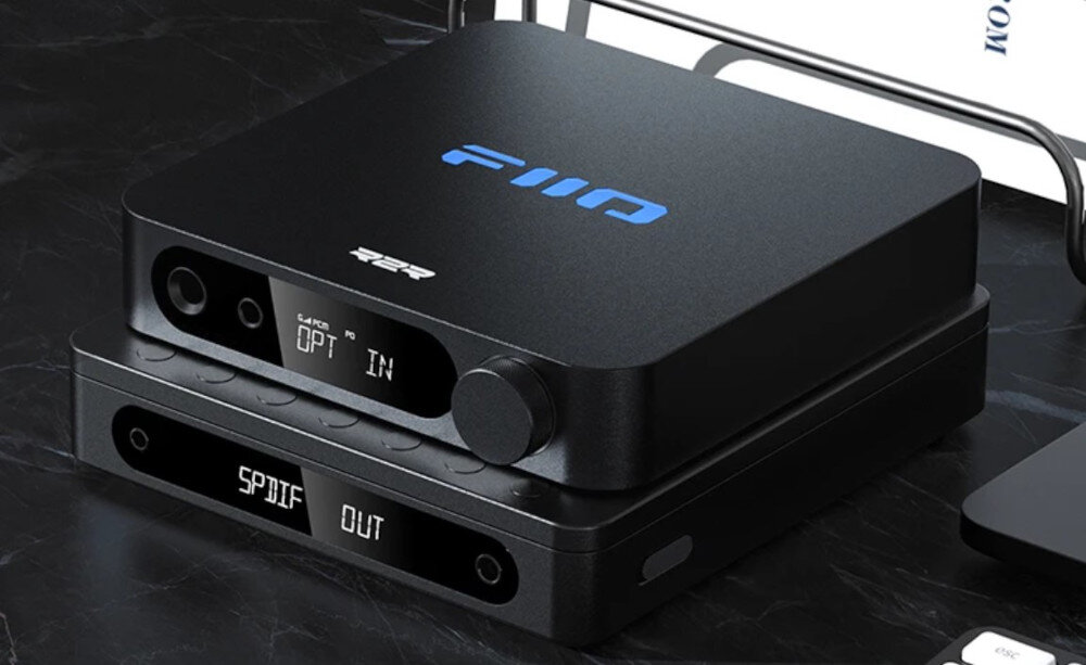 FIIO DM13 BT Bluetooth aptX HD bezprzewodowy dźwięk, dwa urządzenia leżące na marmurowym blacie