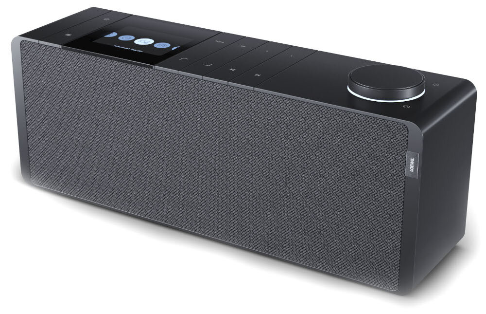 Głośnik LOEWE Klang S1 radio FM, DAB+, Spotify, Deezer, Amazon Music, głośnik po skosie na białym tle