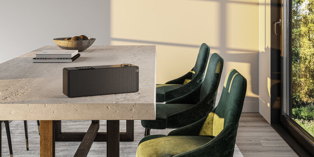Głośnik LOEWE Klang S1 z wyświetlaczem 3,2 cala i pilotem zdalnego sterowania, głośnik stojący na stole w pomieszczeniu