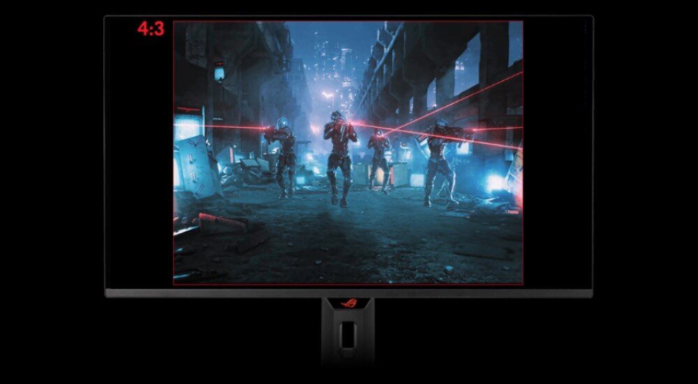 Monitor ASUS ROG Strix XG27ACDNG Monitor z wyświetloną sceną z gry akcji, w której pięciu uzbrojonych żołnierzy celuje laserowymi celownikami do przodu; ekran otoczony ramką z oznaczeniem proporcji 4:3 w lewym górnym rogu, proporcje, tryby