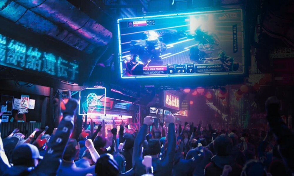 Monitor ASUS ROG Strix XG27ACDNG Tłum ludzi na futurystycznej ulicy, patrzący w górę na duży ekran z transmisją meczu lub e-sportowego wydarzenia, w scenerii pełnej neonowych reklam, kontrast, DisplayHDR True Black 400