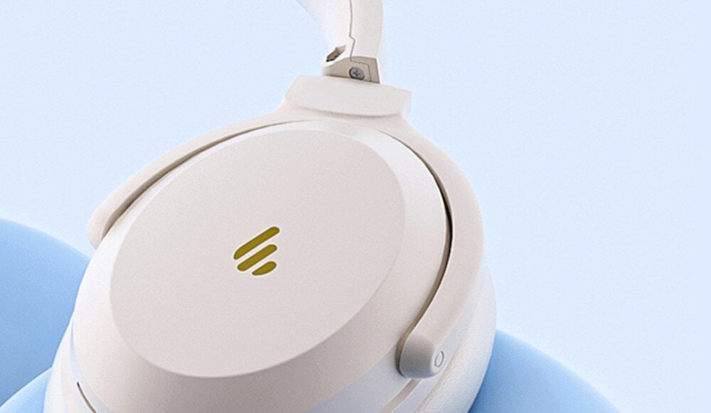 Słuchawki EDIFIER WH700NB Pro ANC z ergonomiczną konstrukcją i miękkimi nausznikami, kadr słuchawek na błękitnym tle