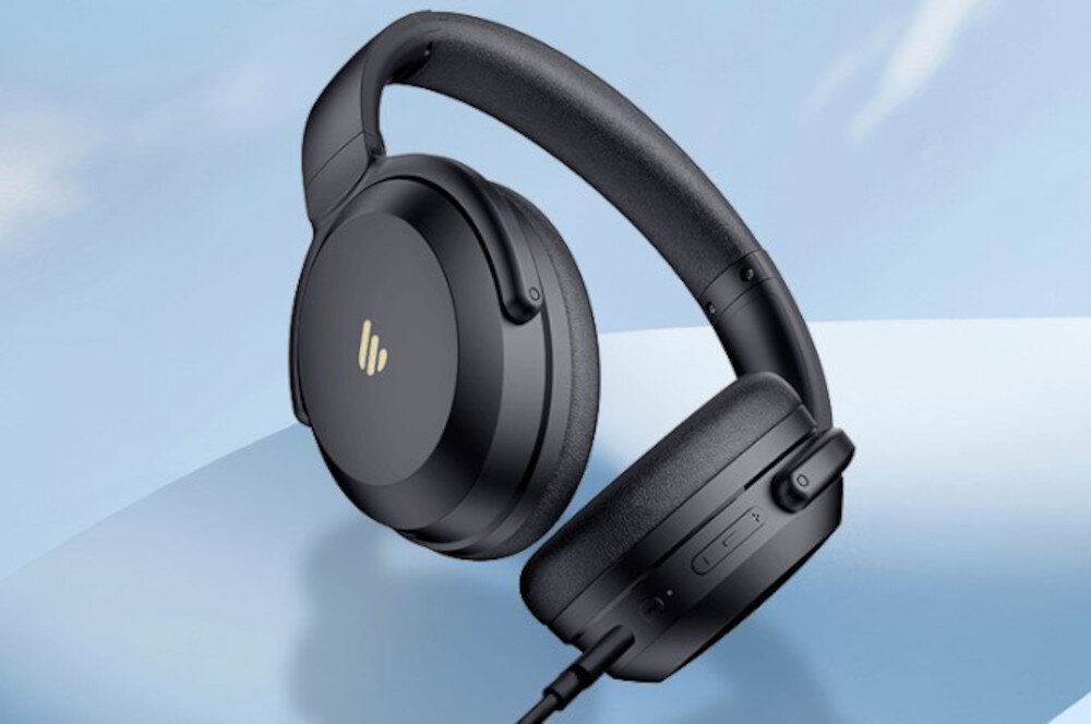 Słuchawki EDIFIER WH700NB Pro ANC z połączeniem przewodowym i dźwiękiem Hi-Res 20Hz-40kHz, sluchaki naszune na błękitnym tle