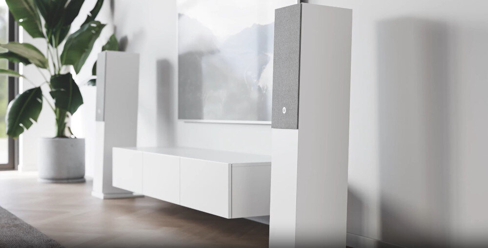 Kolumna AUDIO PRO A48 do telewizji i muzyki, podłogowe, aktywne, kolumny stojące obok szafki w pomieszczeniu