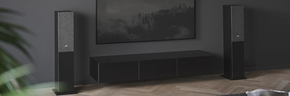 Kolumna AUDIO PRO A48 AirPlay 2, Google Cast, multiroom, stereo, kolumny stojące obok szafki w pomieszczeniu