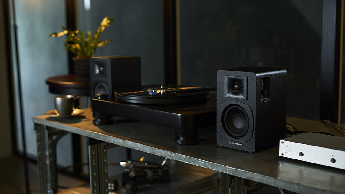 Kolumny głośnikowe Audio-Technica AT-SP3X aktywne głośniki półkowe stereo kompaktowa konstrukcja, kolumny stojące obok gramofonu na szafce