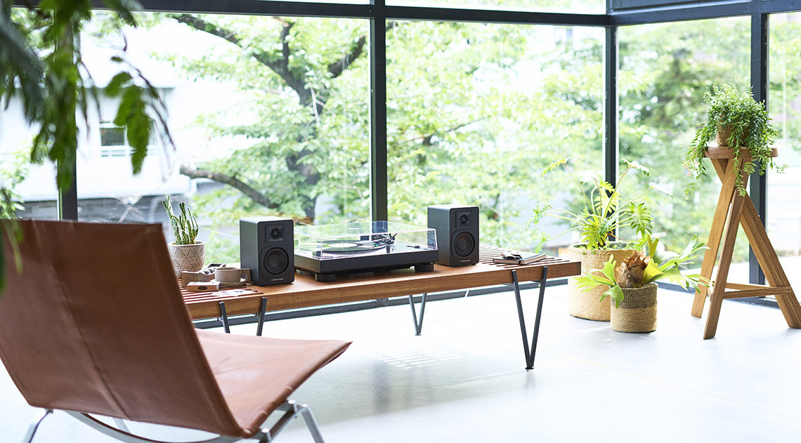 Kolumny głośnikowe Audio-Technica AT-SP3X zasilacz kabel 2 m regulacja głośności LED, kolumny stojące obok gramofonu na stole