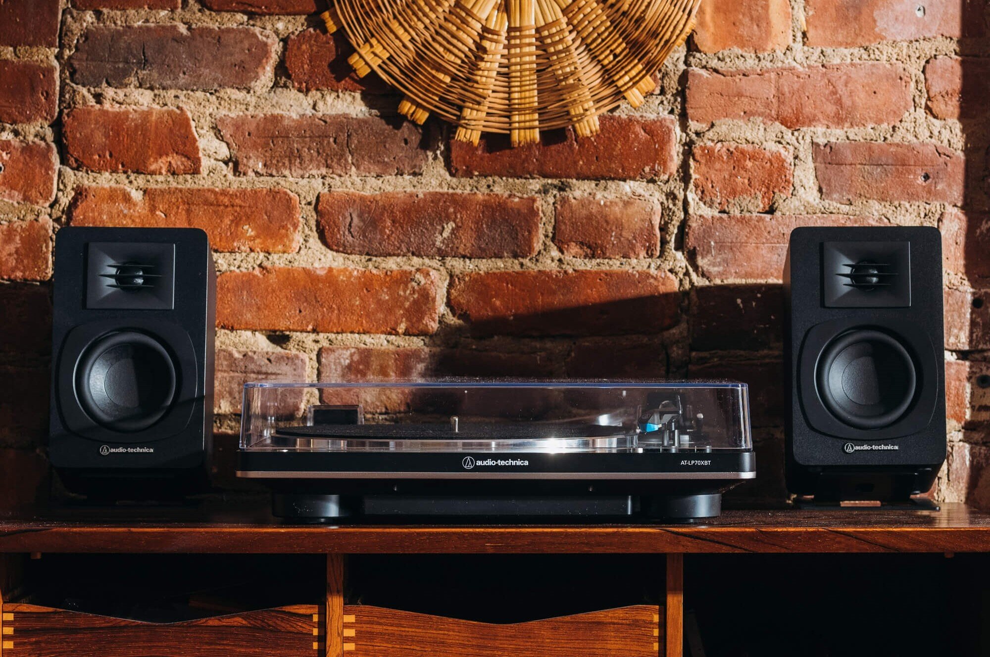 Kolumny głośnikowe Audio-Technica AT-SP3X aktywne RCA Bluetooth system stereo, kolumny stojące obok gramofonu na szafce