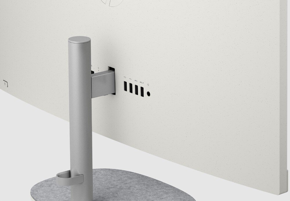 Komputer HP All-in-One 27-cr0222nw Zbliżenie na tył monitora z widocznymi portami USB i przewodem podłączonym do gniazda, osadzony na metalowym stojaku z okrągłą podstawą, porty, łączność