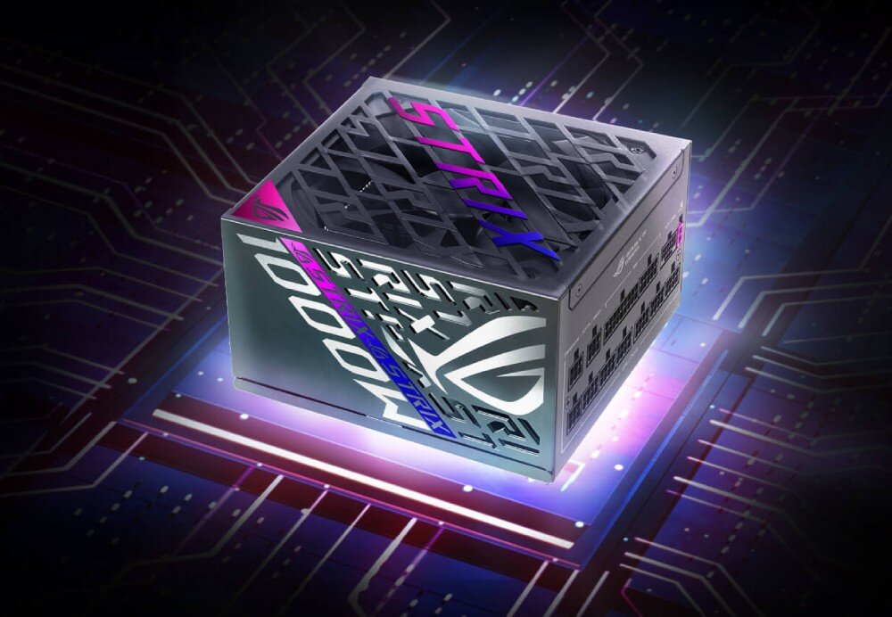 Zasilacz ASUS ROG Strix 1000W Zasilacz komputerowy umieszczony na tle ze wzorem płytki drukowanej, ukazujący gniazda modułowe oraz boczny i górny panel z otworami wentylacyjnymi