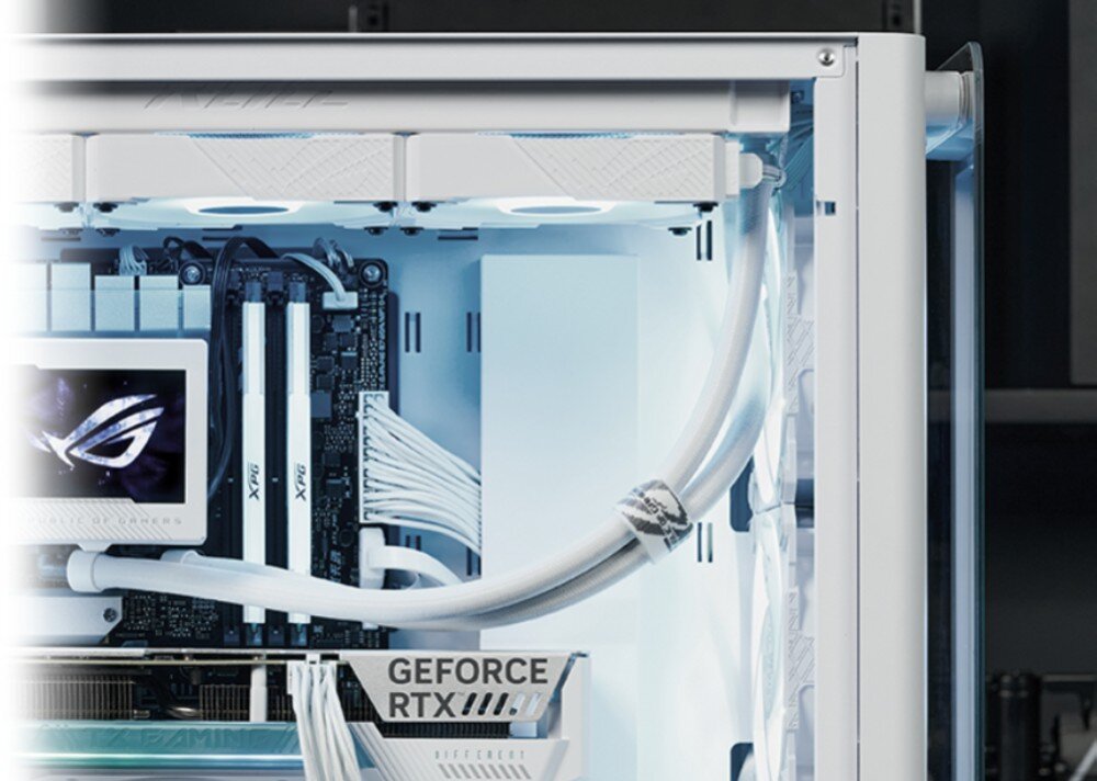 Obudowa ASUS A23 Plus Zbliżenie na górną część wnętrza białej obudowy z widocznym białym chłodzeniem wodnym, wentylatorami i uporządkowanymi kablami