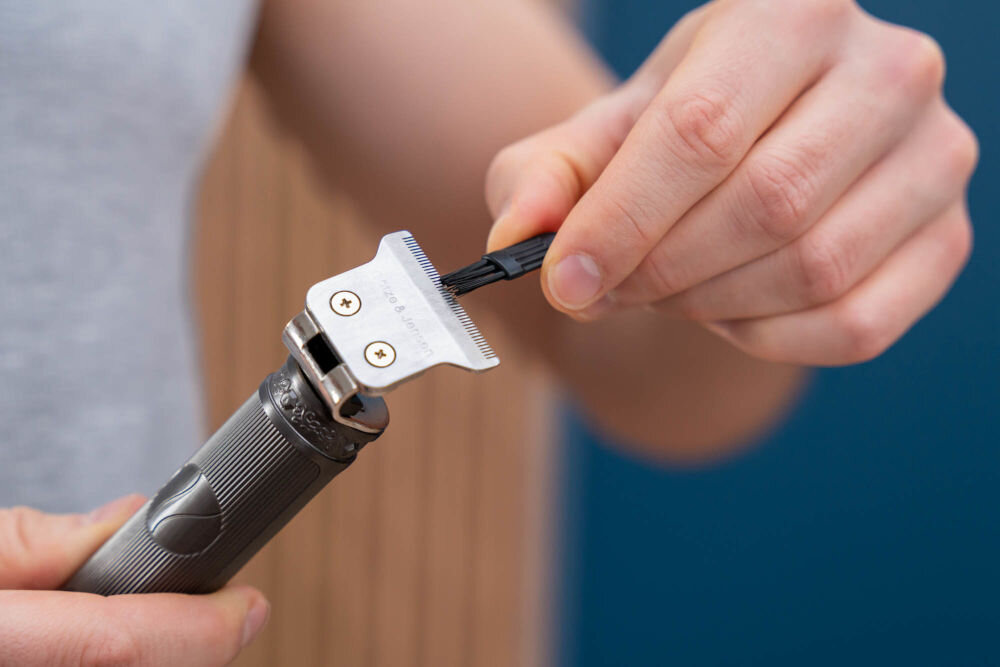 Trymer GÖTZE & JENSEN TR726 Precyzyjne czyszczenie stalowego ostrza typu T-Blade w trymerze Götze & Jensen za pomocą małej szczoteczki.