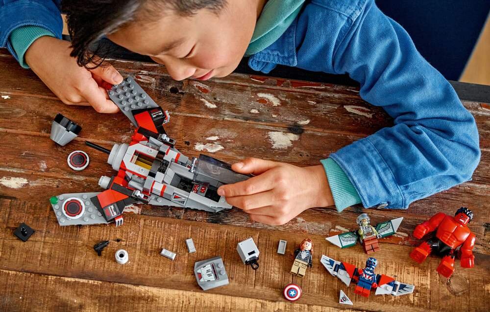 LEGO 76292 Marvel Kapitan Ameryka kontra Czerwony Hulk - bitwa dziecko buduje zestaw zdolności manualne rozwój dziecka koordynacja umiejętności wyobraźnia