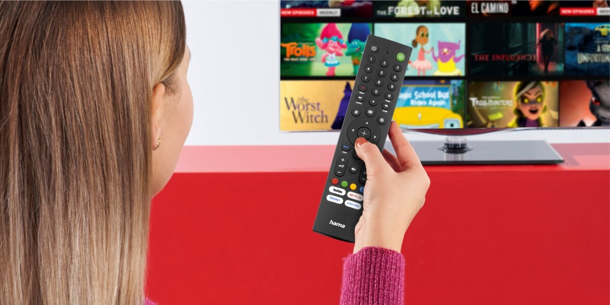 Pilot uniwersalny HAMA 221066 do TV Sony - Prostota i wygoda, osoba trzymająca pilot w ręku