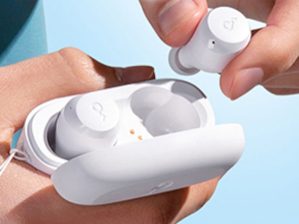 Słuchawki dokanałowe SOUNDCORE A25i bezprzewodowe Bluetooth komfortowe lekkie, osoba trzymająca słuchawki z etui ładującym w rękach