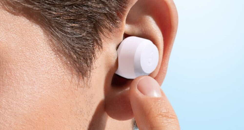 Słuchawki dokanałowe SOUNDCORE A25i sterowanie dotykowe aplikacja Soundcore, osoba z włożoną słuchawką do ucha