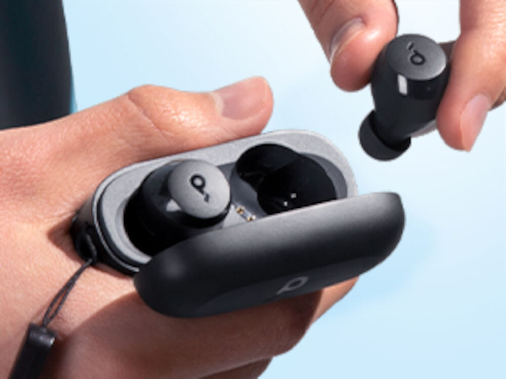 Słuchawki dokanałowe SOUNDCORE A25i bezprzewodowe Bluetooth komfortowe lekkie, osoba trzymająca słuchawki z etui ładującym w rękach
