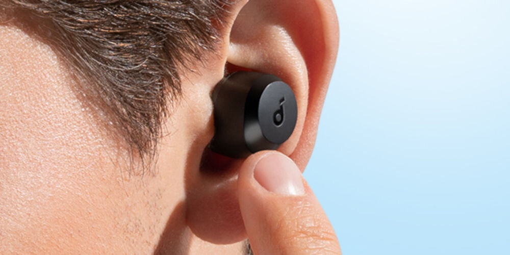 Słuchawki dokanałowe SOUNDCORE A25i sterowanie dotykowe aplikacja Soundcore, osoba z włożoną słuchawką do ucha