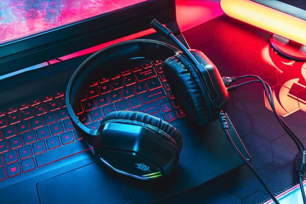 TRACER Gamezone GZ X3 słuchawki gamingowe komfort lekka konstrukcja długie sesje grania, słuchawki leżące na laptopie