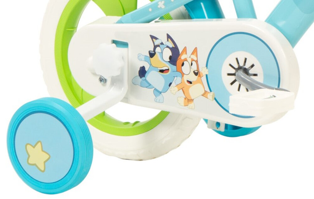 Rower dziecięcy TOIMSA Bluey 1159 12 cali Błękitno-limonkowy zbliżenie na kółka boczne i osłonę łańcucha zdjęcie na białym tle boczne kółka asekurują dziecko w początkowej fazie nauki boczne kółka można łatwo usunąć osłona łańcucha grafika z wizerunkami Bluey i Bingo zabezpiecza łańcuch przed brudem