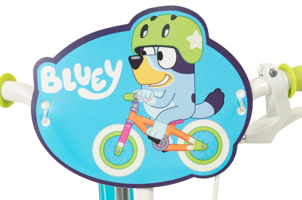 Rower dziecięcy TOIMSA Bluey 1159 12 cali Błękitno-limonkowy zbliżenie na plakietkę na kierownicy w żywej błękitno-limonkowej kolorystyce postacie Bluey i Bingo kolorową plakietkę umieszczoną na kierownicy z postacią Bluey