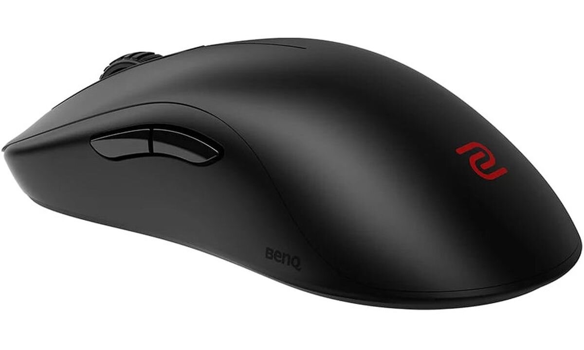 ZOWIE FK2-DW Krzywizna po lewej stronie prawa strona jest gładka i zaokrąglona stabilność chwytu - mysz pod kątem od tyłu na jasnym tle