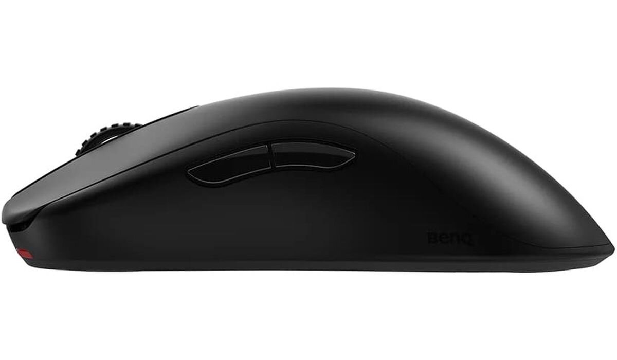 ZOWIE FK2-DW symetryczną konstrukcją przyciski boczne zostały rozmieszczone z myślą o użytkownikach praworęcznych - mysz od lewego boku, widoczne przyciski dodatkowe