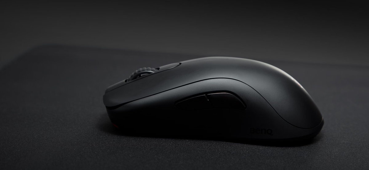 ZOWIE S2-DW - mysz na ciemnej podkładce