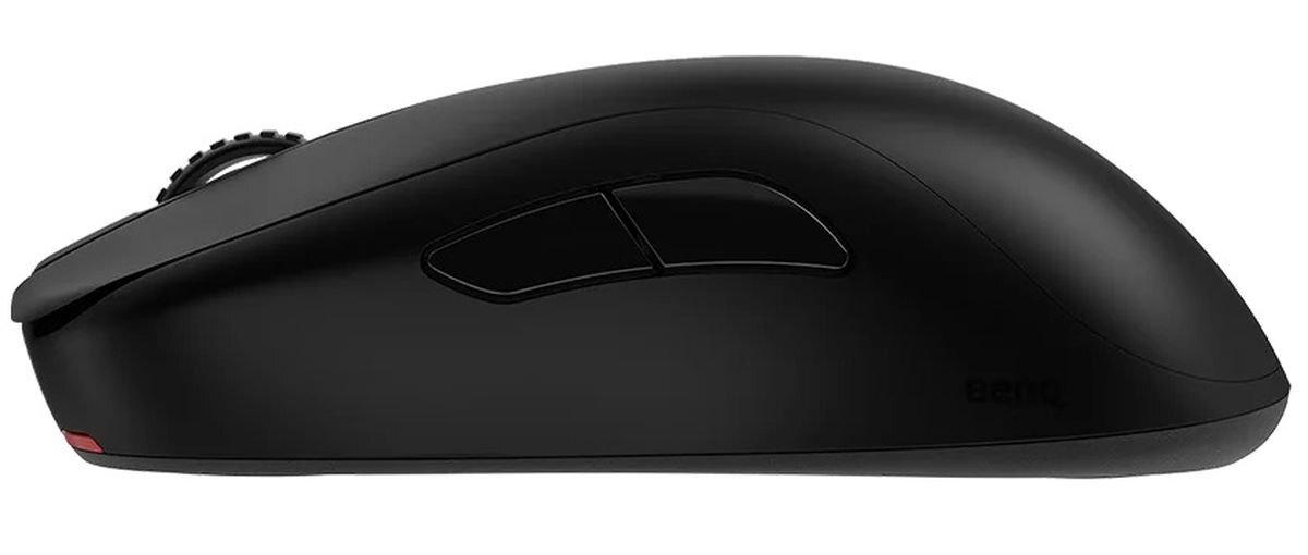 ZOWIE S2-DW symetryczną konstrukcją przyciski boczne zostały rozmieszczone z myślą o użytkownikach praworęcznych - mysz od lewego boku, widoczne przyciski dodatkowe