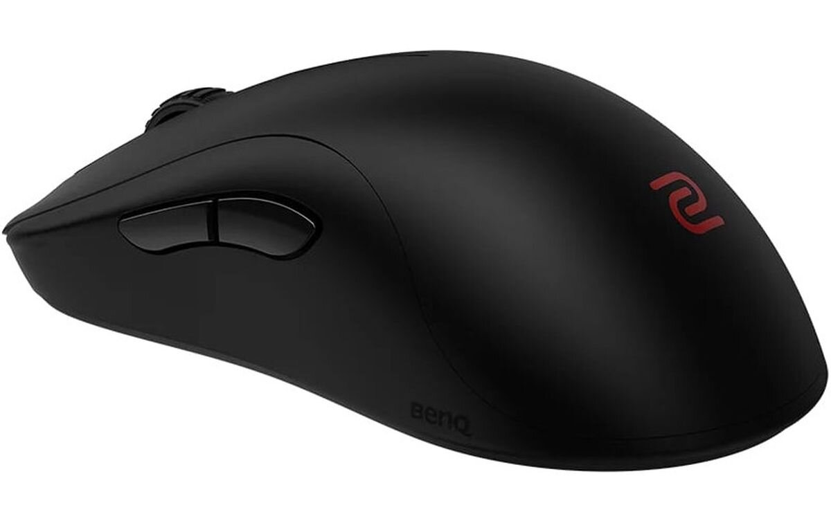 ZOWIE ZA13-DW Krzywizna po lewej stronie prawa strona jest gładka i zaokrąglona stabilność chwytu - mysz pod kątem od tyłu na jasnym tle