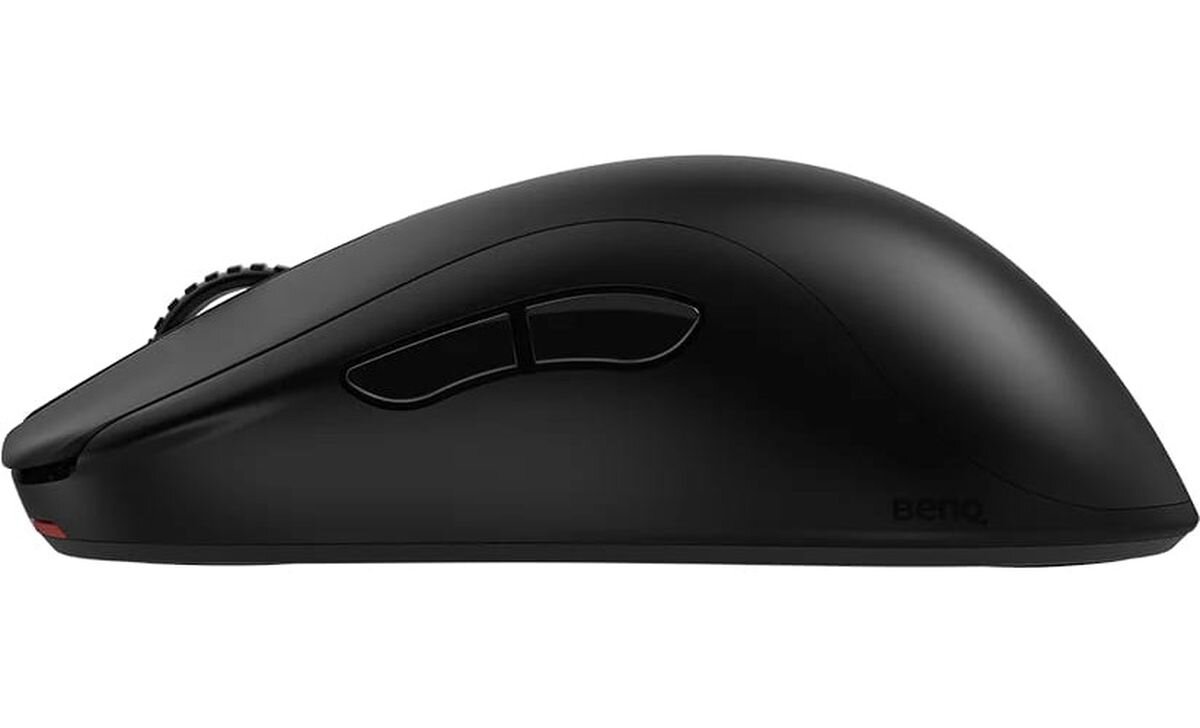 ZOWIE ZA13-DW symetryczną konstrukcją przyciski boczne zostały rozmieszczone z myślą o użytkownikach praworęcznych - mysz od lewego boku, widoczne przyciski dodatkowe