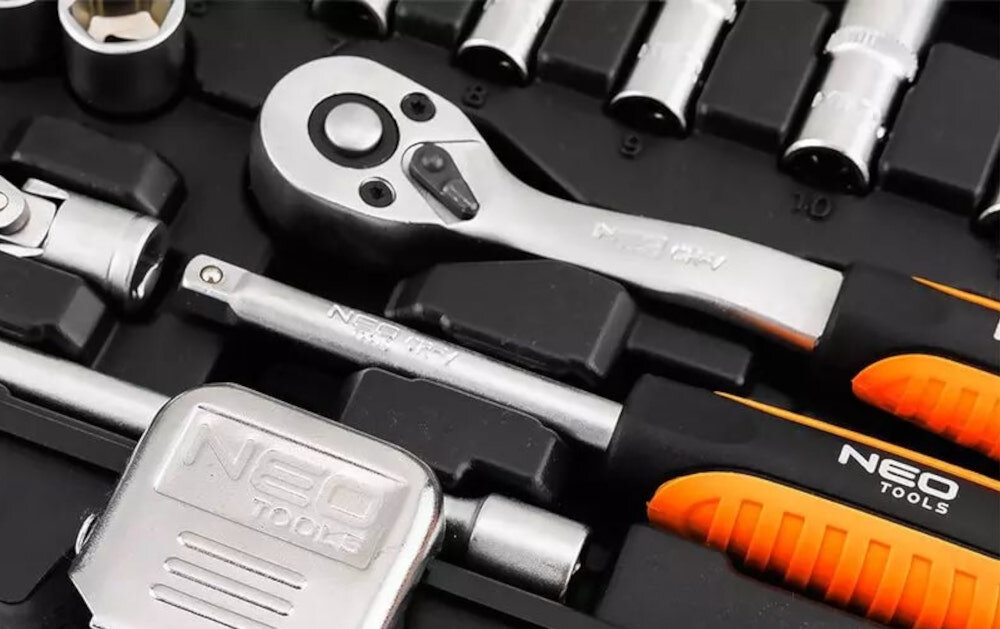 Zestaw kluczy nasadowych NEO TOOLS 10-231 23 elementy zbliżenie na wnętrze zbliżenie na grzechotkę grzechotka z mechanizmem 72-zębowym płynne działanie przedłużki i przegub uniwersalny umożliwiają dostęp do trudno dostępnych śrub i połączeń
