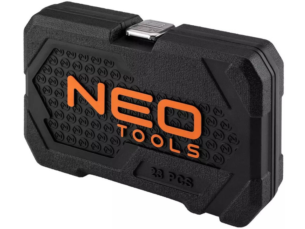 Zestaw kluczy nasadowych NEO TOOLS 10-231 23 elementy zamknięta walizka na białym tle widoczna od przodu pod skosem 23 elementy w zestawie grzechotka krótkie i długie nasadki sześciokątne przedłużki przegub pokrętło do nasadek poręczna walizka ułatwia przechowywanie i transport