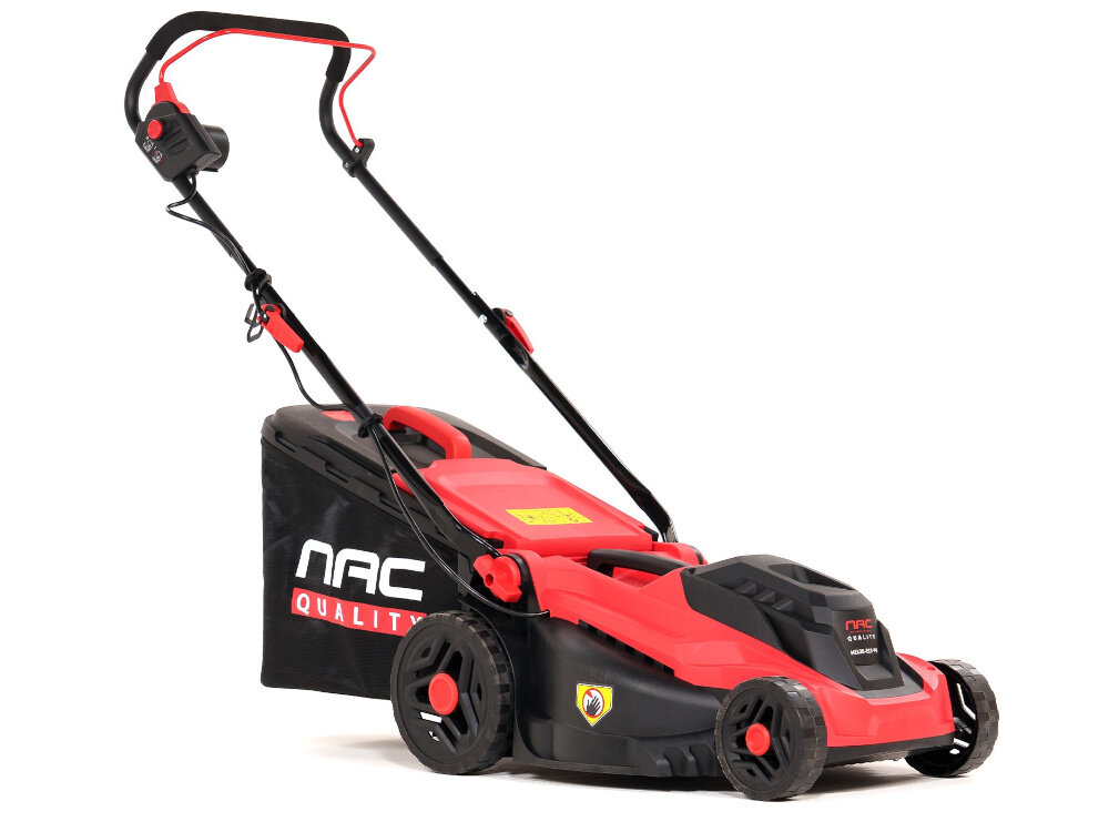 Kosiarka elektryczna NAC MEX38-E16-PB kosiarka na białym tle widoczna od przodu pod skosem zadbany trawnik skuteczne koszenie piękna trawa