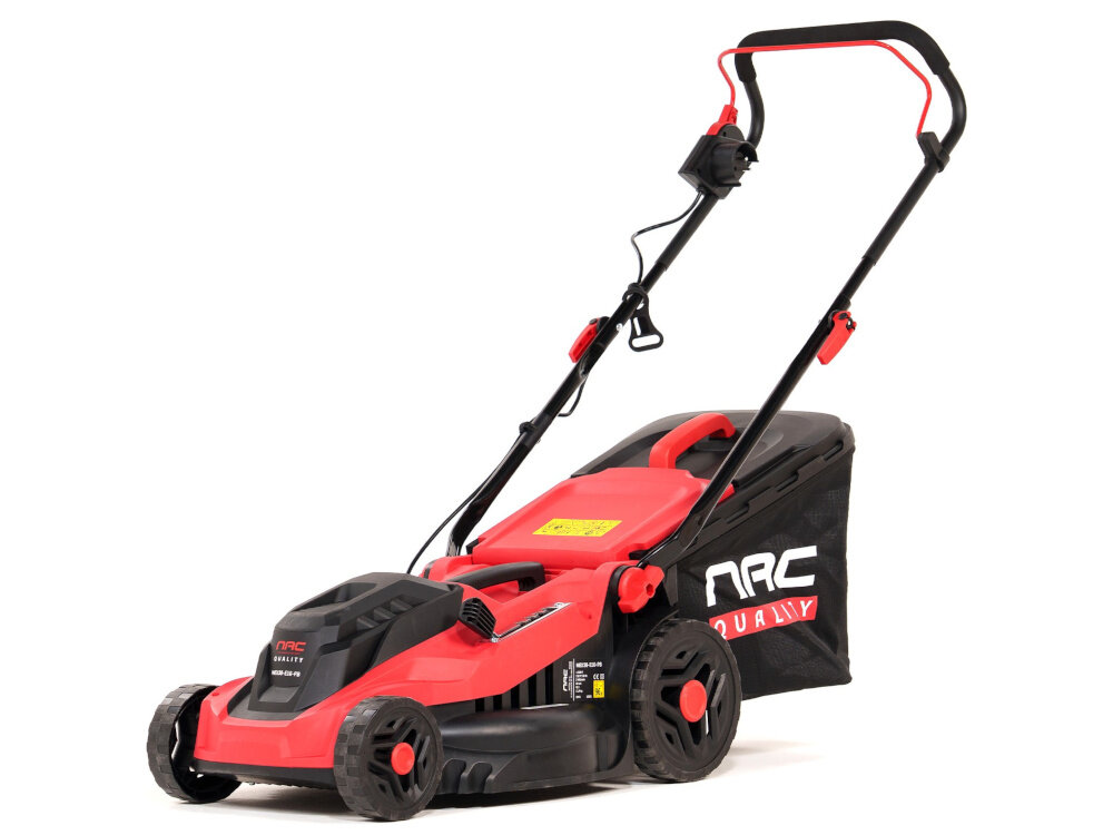 Kosiarka elektryczna NAC MEX38-E16-PB kosiarka na białym tle widoczna od przodu pod skosem do regularnej pielęgnacji trawnika do pracy na równych terenach i lekko nachylonych zboczach zasilanie elektryczne cicha praca 96 dB bez emisji spalin
