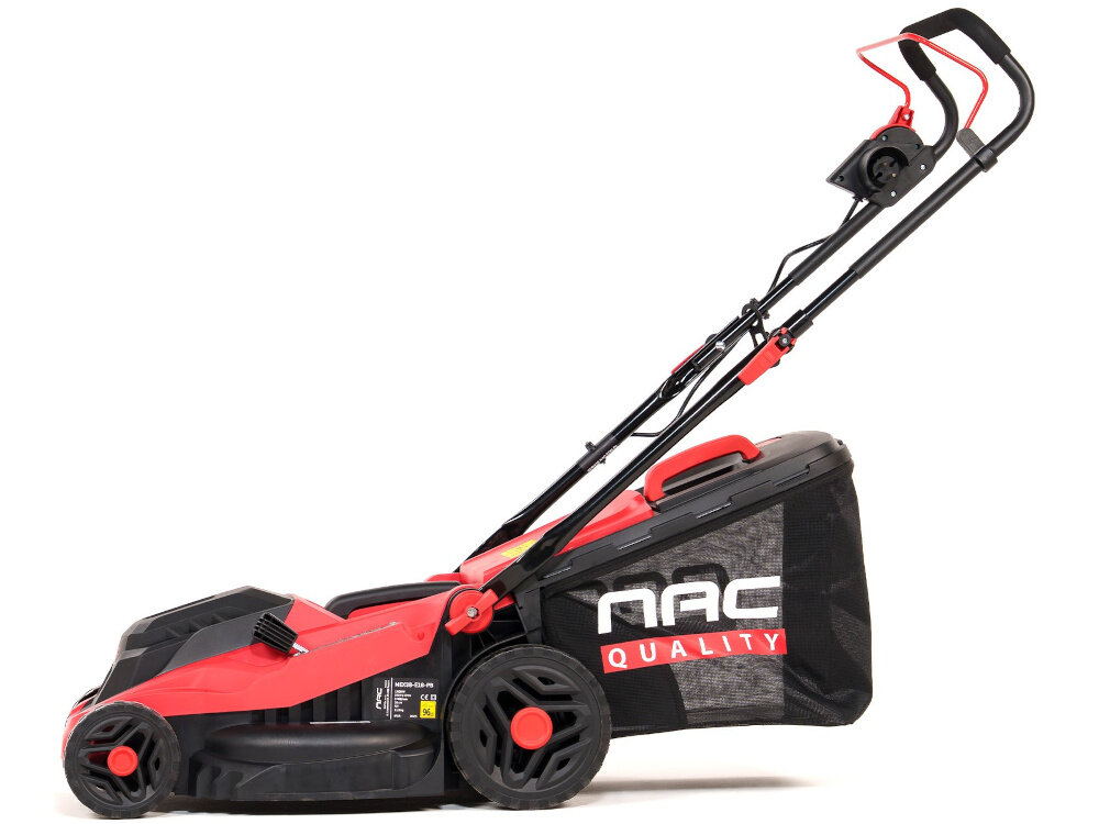 Kosiarka elektryczna NAC MEX38-E16-PB kosiarka na białym tle widoczna z boku szczotkowy silnik o mocy 1600 W prędkość obrotowa do 3400 obr/min szerokość robocza 38 cm