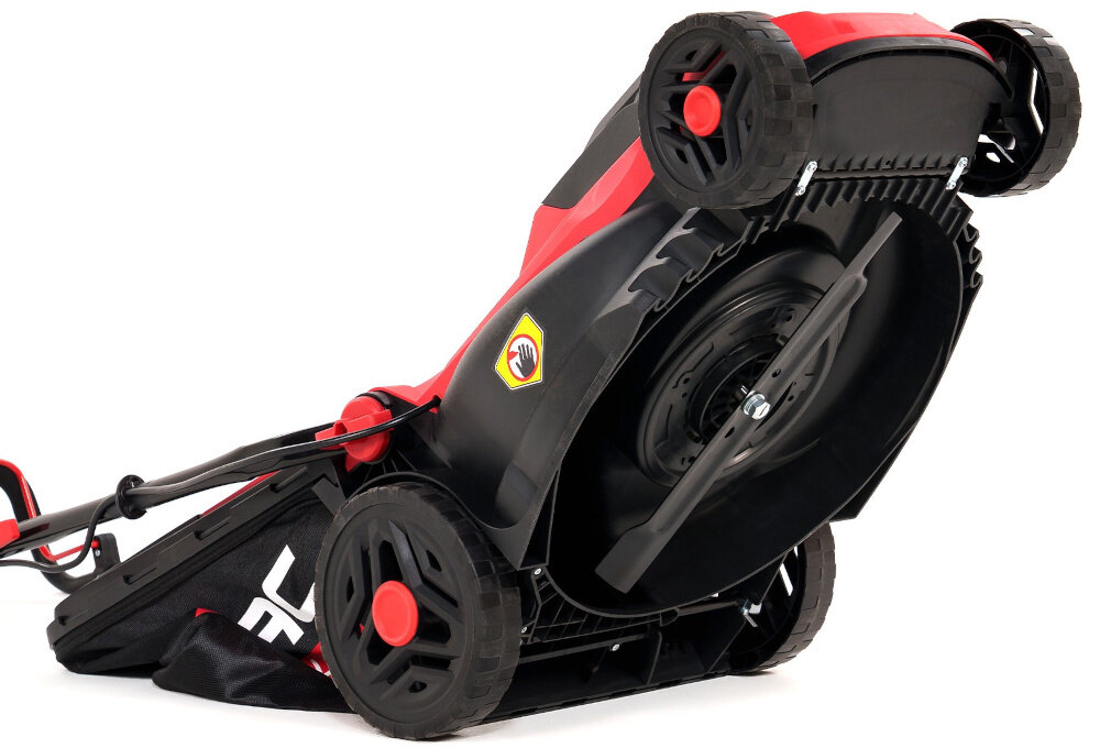 Kosiarka elektryczna NAC MEX38-E16-PB kosiarka widoczna od spodu zbliżenie na noże noże wykonane z wysokiej jakości stali duża trwałość odporność na stępienie specjalne wyprofilowanie ostrzy skuteczne i równe cięcie