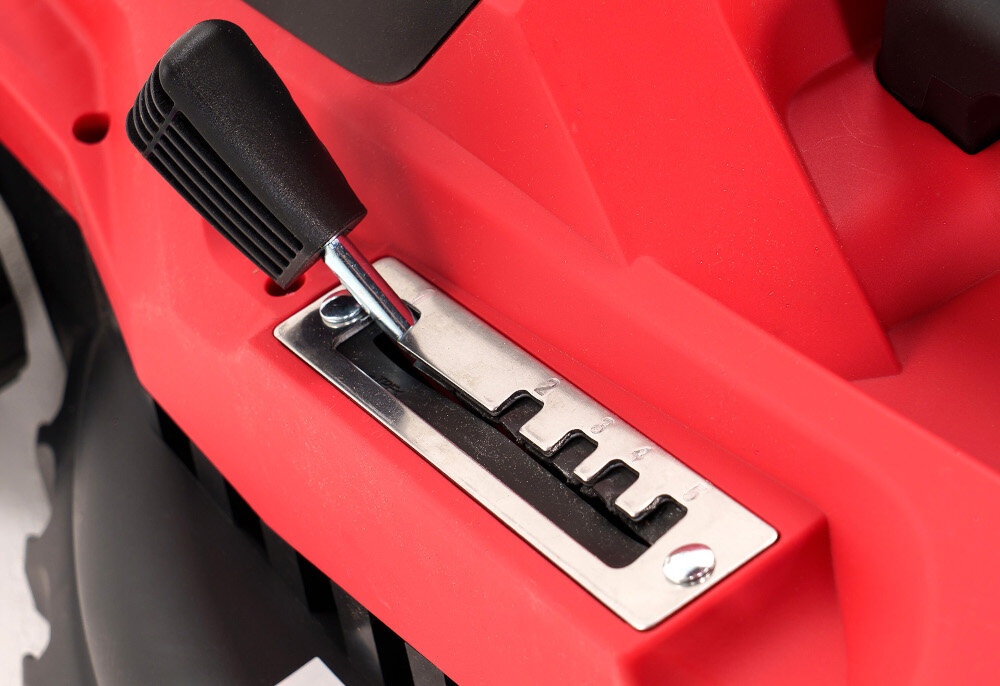 Kosiarka elektryczna NAC MEX38-E16-PB zbliżenie na dźwignię do regulacji wysokości koszenia 5-stopniowa centralna regulacja wysokości koszenia regulacja za pomocą dźwigni regulacja w zakresie od 25 do 75 mm pełna kontrola nad wyglądem trawnika