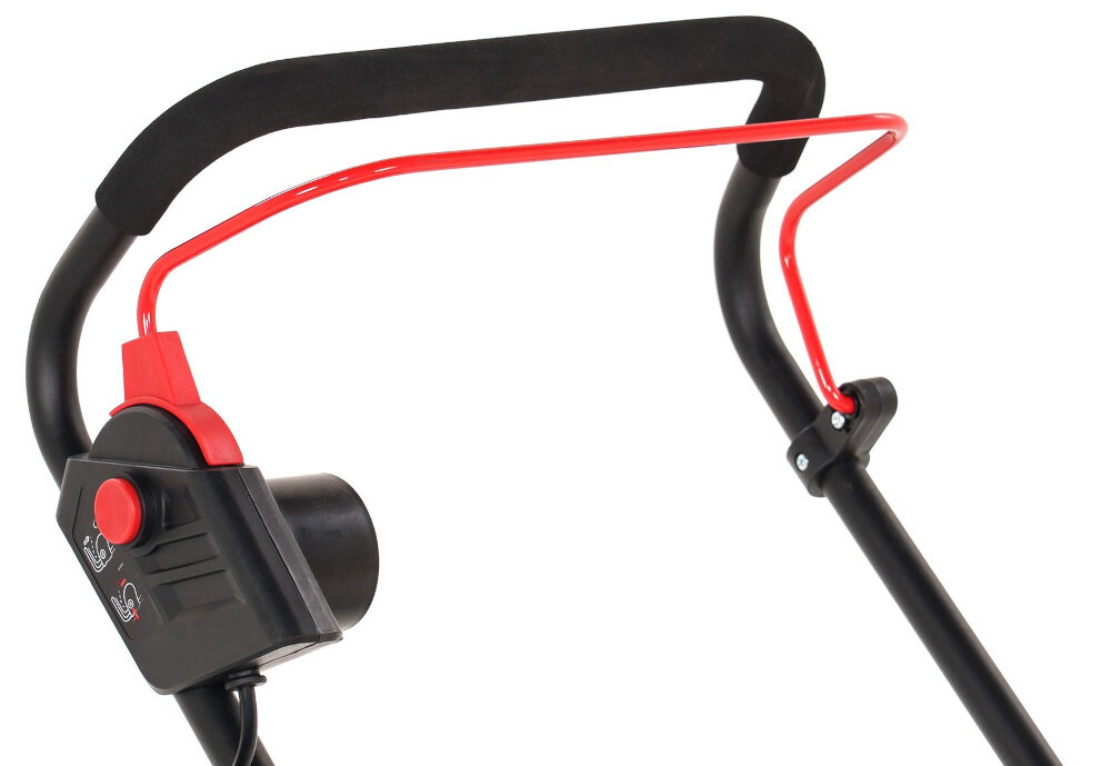 Kosiarka elektryczna NAC MEX38-E16-PB zbliżenie na uchwyt białe tło uchwyt pokryto miękką okładziną komfort pracy składana rączka łatwe przechowywanie