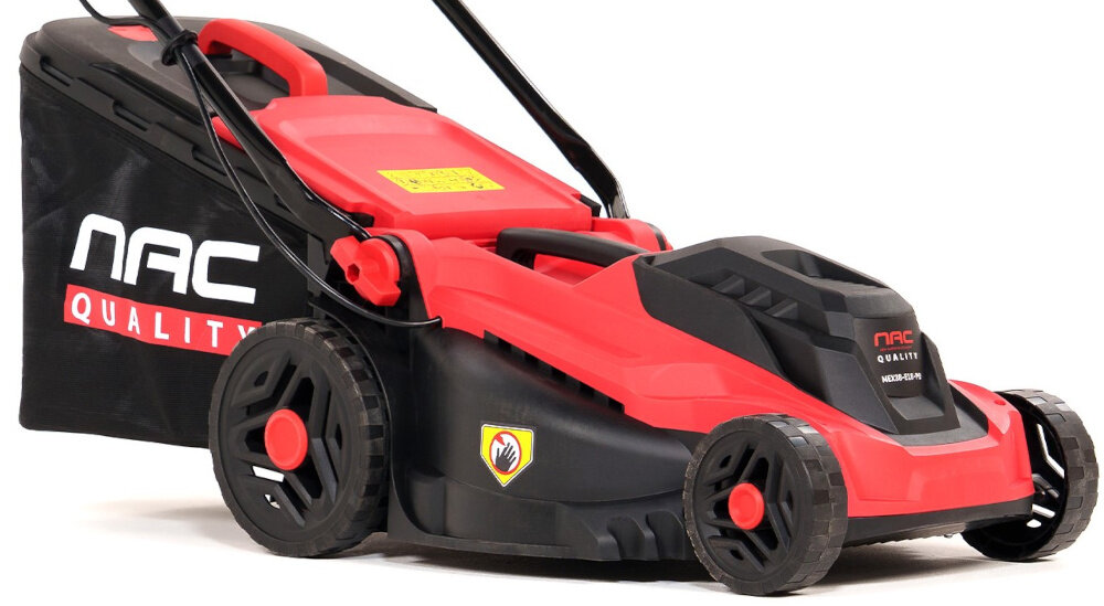 Kosiarka elektryczna NAC MEX38-E16-PB zbliżenie na korpus kosiarki waga 11,4 kg łatwa do prowadzenia i manewrowania zmniejsza zmęczenie podczas pracy obsługa urządzenia jest mniej wymagająca fizycznie i bardziej komfortowa