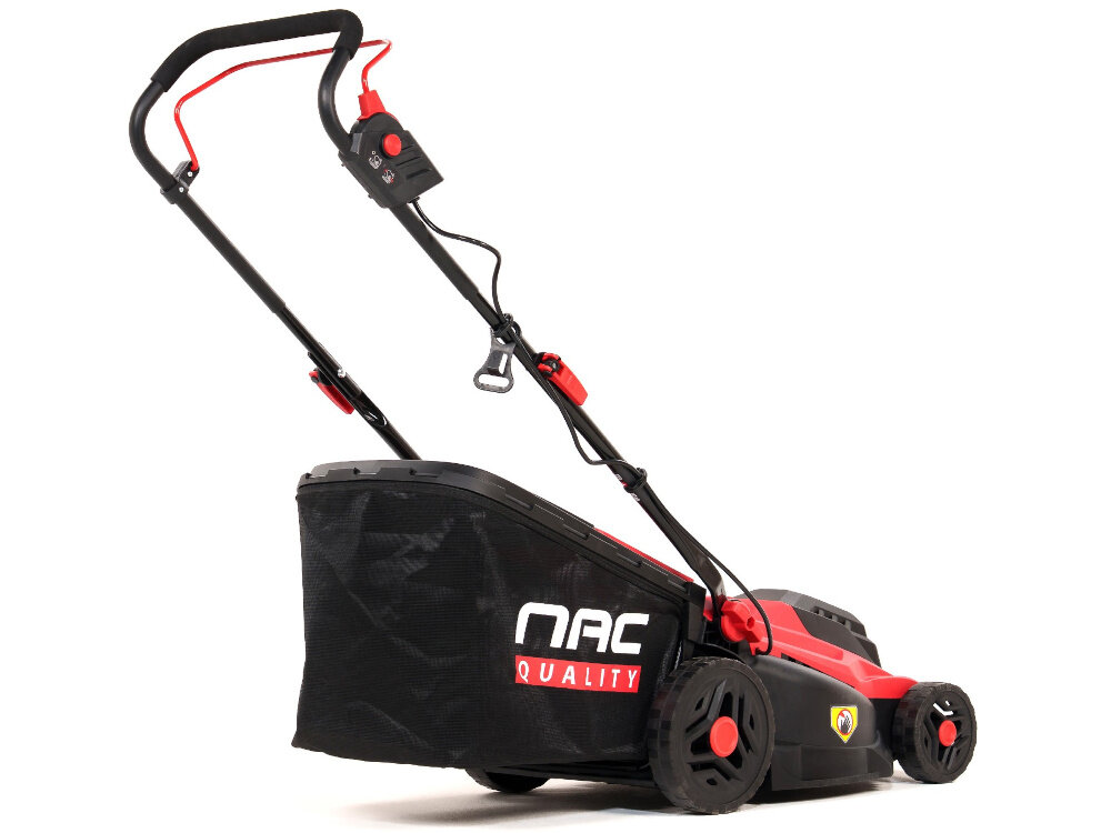 Kosiarka elektryczna NAC MEX38-E16-PB kosiarka na białym tle widoczna od tyłu pod skosem stopień ochrony IPX4 odporność urządzenia na zachlapania wodą bezpieczeństwo pracy ochrona elementów elektrycznych przed uszkodzeniem