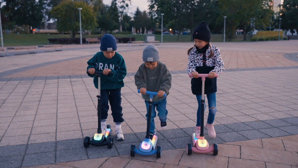 Hulajnoga dla dzieci SUN BABY Lumiride J02.024.0.1 Czarny zabawa radosc bezpieczenstwo magia swiatla LED