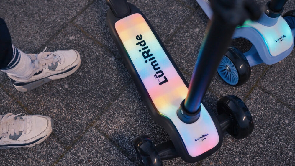 Hulajnoga dla dzieci SUN BABY Lumiride J02.024.0.1 Czarny 7 kolorow swiatel 20 programow oswietlenia automatyczne wylaczenie po 5 minutach intuicyjny przycisk 3 baterie typu AA na spodzie podest bezpieczne rozwiazanie