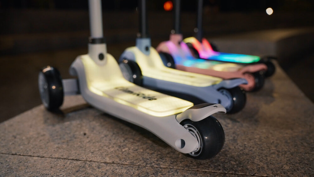 Hulajnoga dla dzieci SUN BABY Lumiride J02.024.0.2 Szary 7 kolorow swiatel 20 programow oswietlenia automatyczne wylaczenie po 5 minutach intuicyjny przycisk 3 baterie typu AA na spodzie podest bezpieczne rozwiazanie