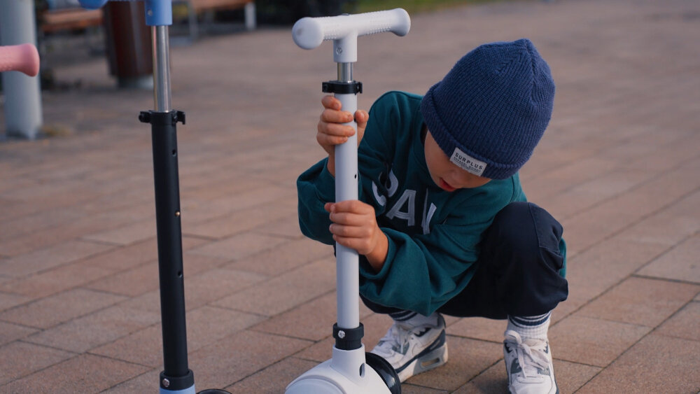 Hulajnoga dla dzieci SUN BABY Lumiride J02.024.0.2 Szary regulowana wysokosc kierownicy w zakresie od 64 do 81 cm komfort ergonomia miekkie rekojesci z materialu TPR