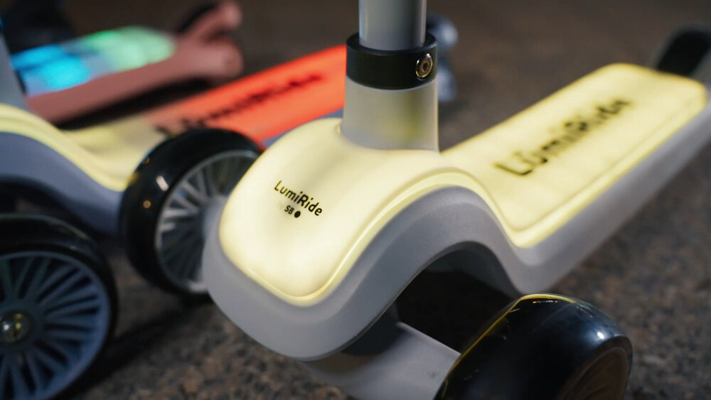 Hulajnoga dla dzieci SUN BABY Lumiride J02.024.0.2 Szary antyposlizgowy podest wymiary 14 cm w najszerszym miejscu dlugosc 30 cm powloka antyposlizgowa o specjalnej fakturze bezpieczne podrozowanie stabilna postawa